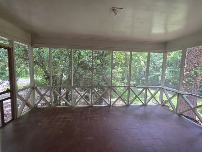 Building Photo - 220 Lakeshore Dr
