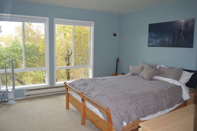 Building Photo - Updated Two Bedroom Condo with Views of th...