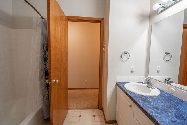 Building Photo - Spacious 3-Bed Home in Hayden Lake with La...