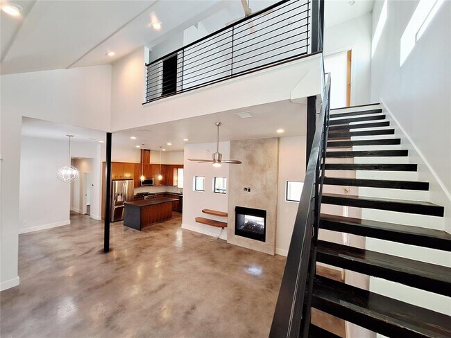 Building Photo - 607 Peacock Ln