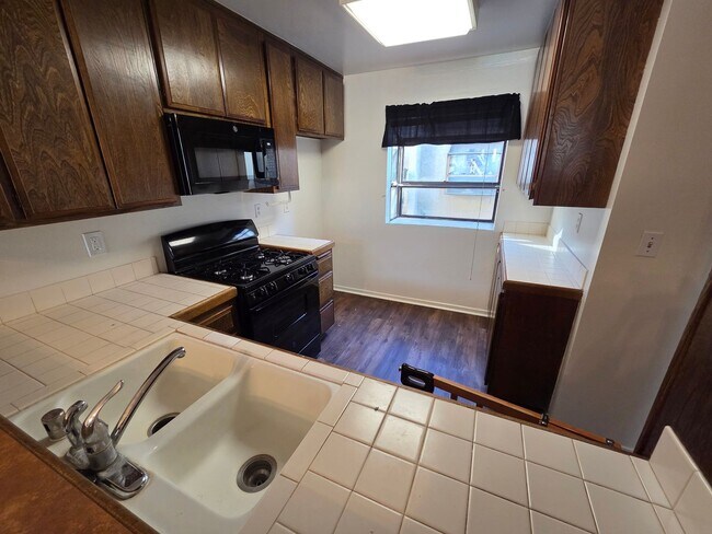 Building Photo - Charming 1 Bed, 1 Bath Lakewood Shores condo!