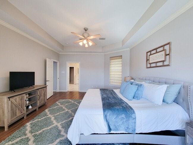 Building Photo - Beautifully designed waterfront property w...