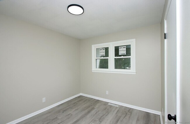 Building Photo - 2 Lakeview Ave