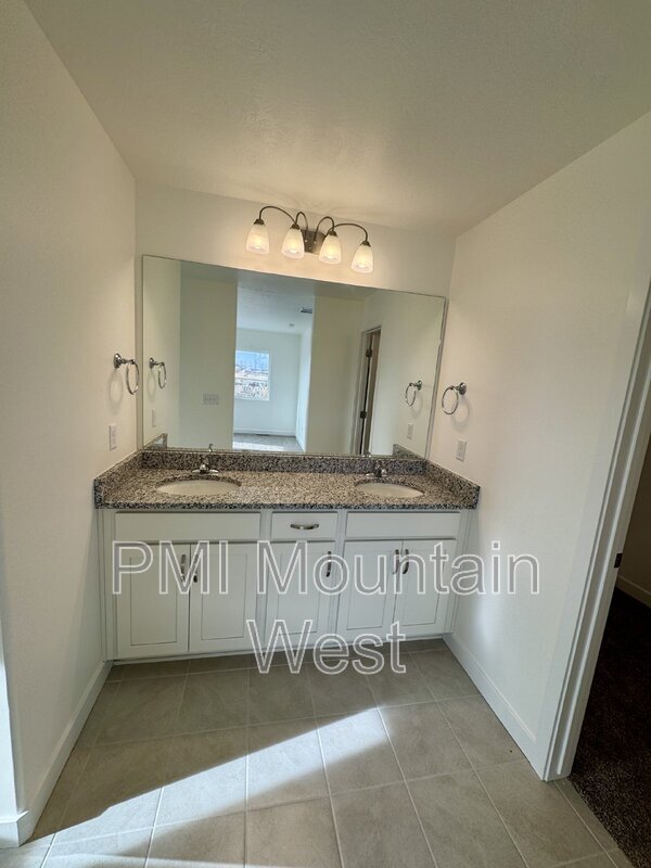 Building Photo - 805 W 510 S