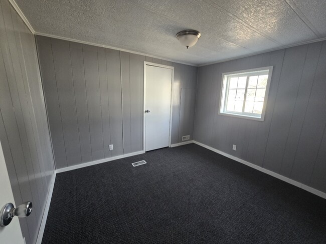 Building Photo - 580 S Main St