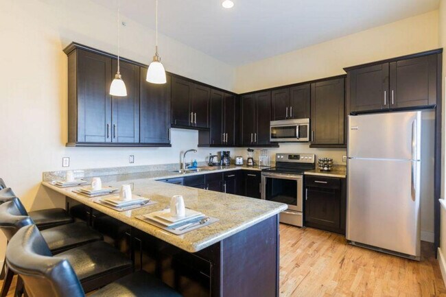 Building Photo - 201 Magazine St