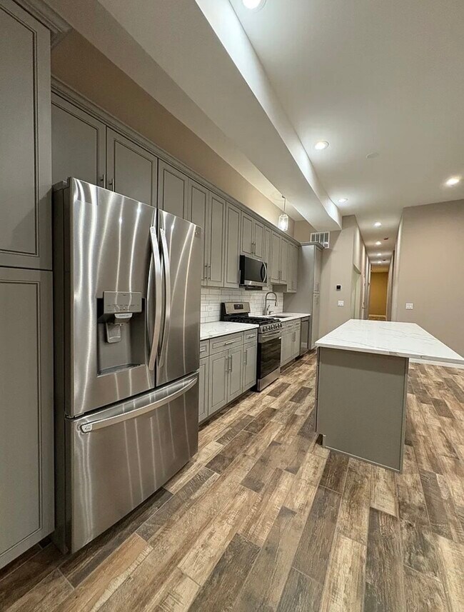 Building Photo - 3301 W Evergreen Ave