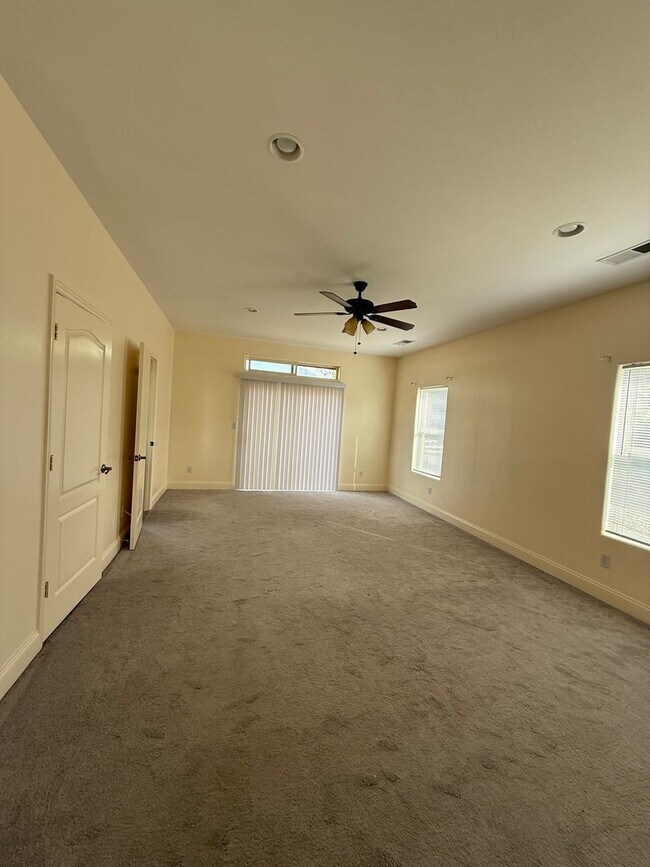Building Photo - Huge 5 bedroom Home in Scenic Setting