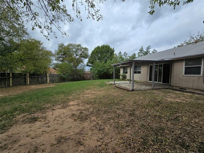 Building Photo - 1109 Village Green Dr