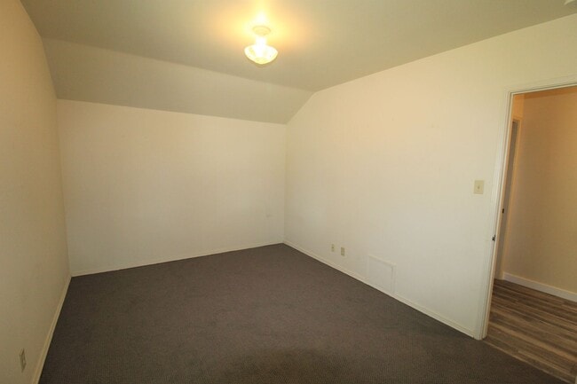 Building Photo - Quaint Home in Desirable Midtown Neighborhood!