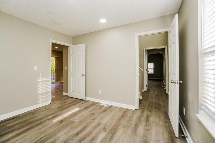 Building Photo - 1667 Eastbrook Dr N