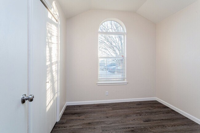 Building Photo - Comfortable 3BR/2BA Home with Vinyl Floori...
