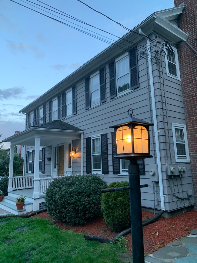 Primary Photo - 692 Main St
