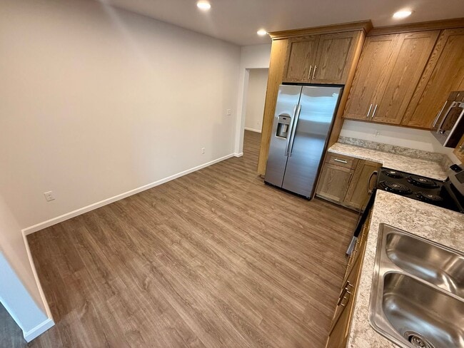Building Photo - 1329 Elm St