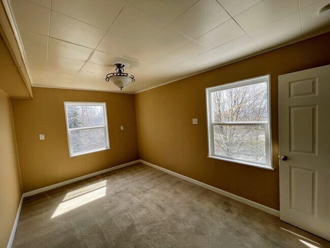 Building Photo - 4 bed 3 bath - Brighton Heights - HUGE house, large rooms, spacious kitchen