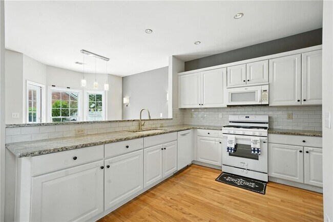 Building Photo - 3966 Kendall Cove