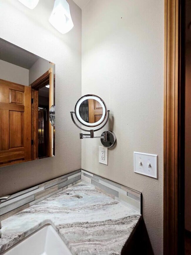 Building Photo - Gorgeous 4 Bed, 3 Bath Home w/ STUNNING RI...