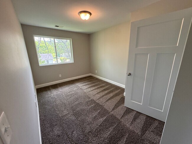 Building Photo - 3 Bedroom, 2.5 bath townhome in the heart of Columbia!