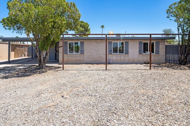 Building Photo - Eastside Spacious home
