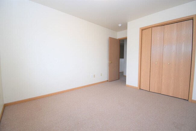 Building Photo - Townhouse-style End unit 3BD, 1.5 BA