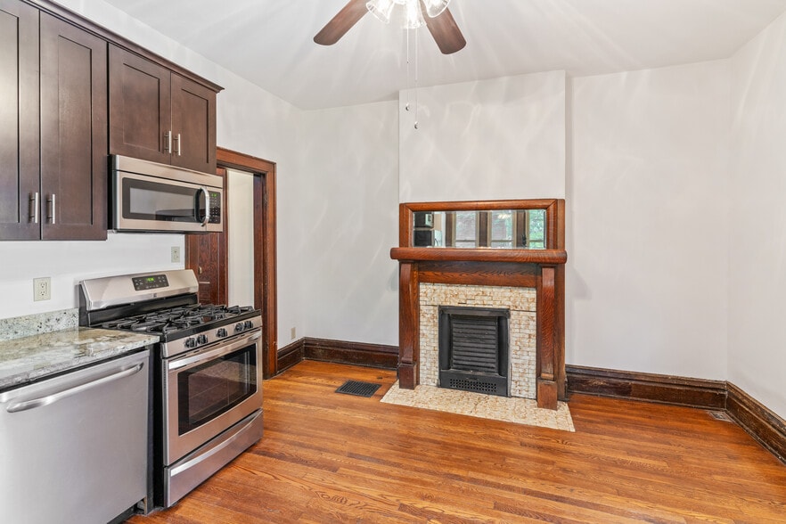 Building Photo - 643 Linwood Ave