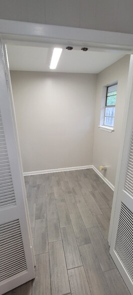 Building Photo - 858 Fountainbleau Dr