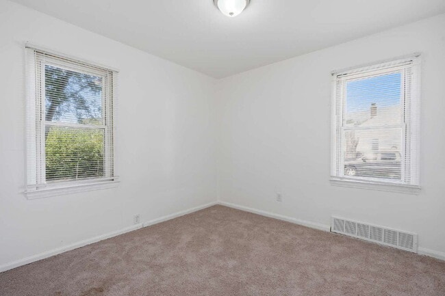 Building Photo - Cozy Detroit Home with Comfortable Living Space!