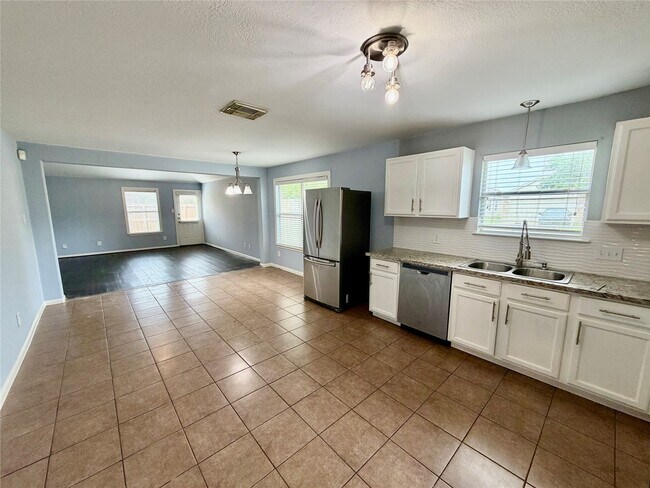 Building Photo - 21655 Falvel Sunset Ct