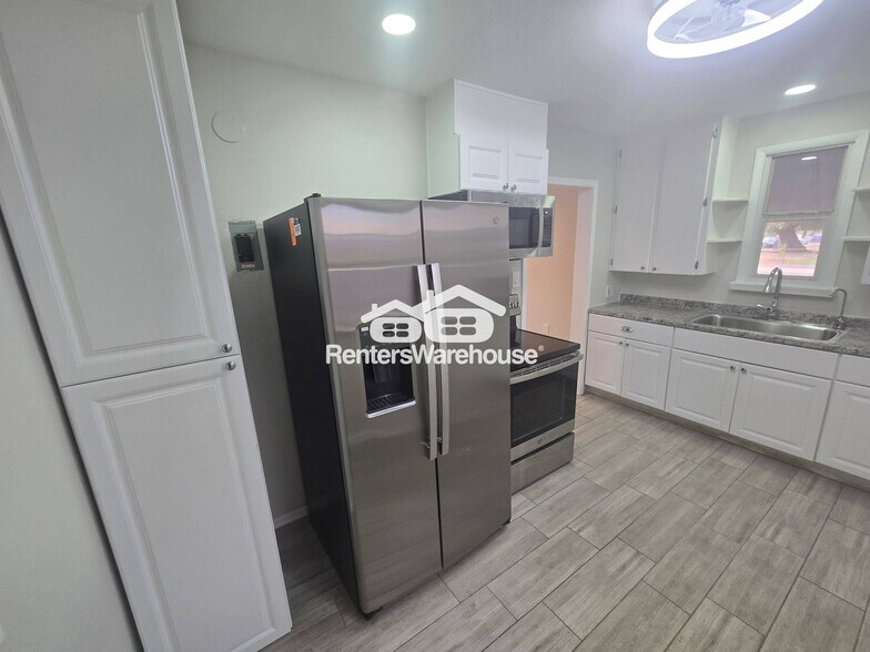 Building Photo - 1720 E Portland St