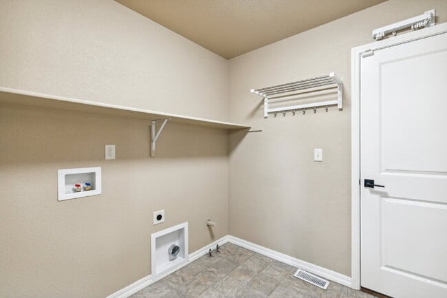 Building Photo - Stylish Cordera Ranch with Finished Basement, Gourmet Kitchen, and Ideal D20 Location