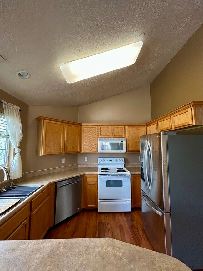 Building Photo - Bright 3-Bed, 2-Bath Condo with Mountain Views & Community Amenities