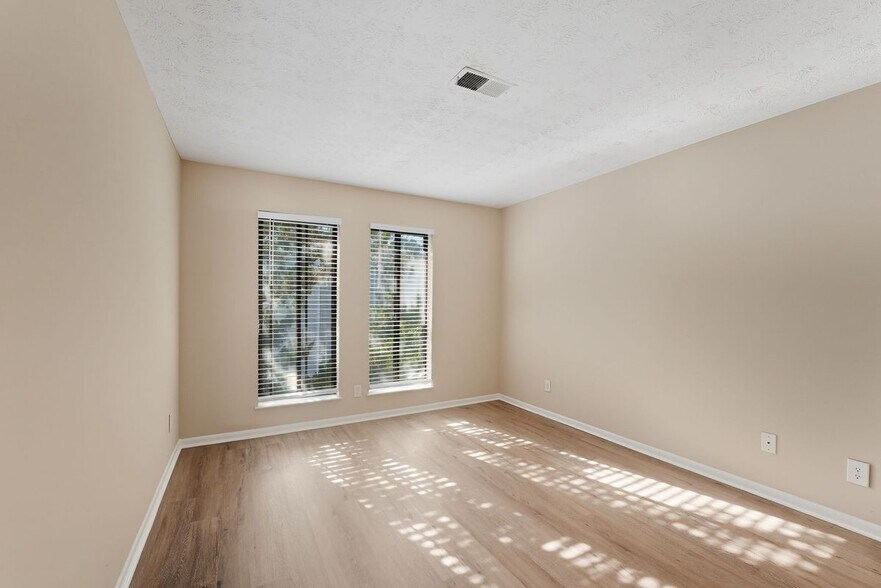 Building Photo - 293 Country Club Dr