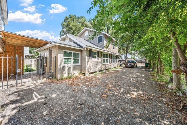 Building Photo - 213 Caplin St