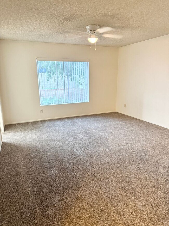 Building Photo - 3 Bedroom / 2 Bath Single Level Home In Gl...