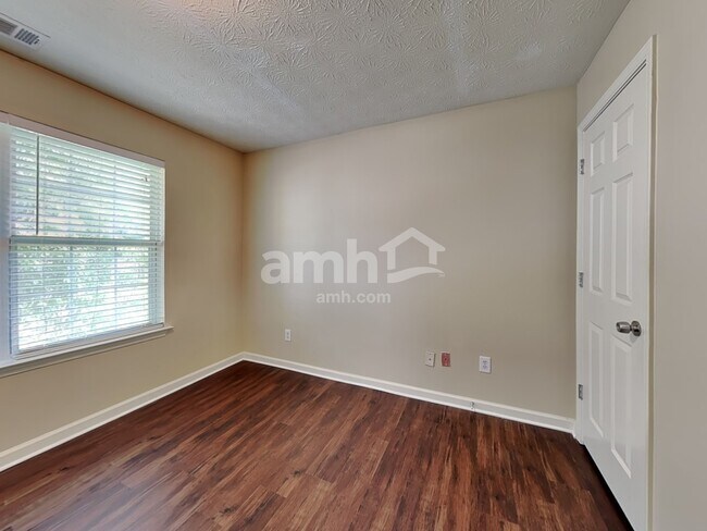 Building Photo - 1728 Silverchase Dr SW