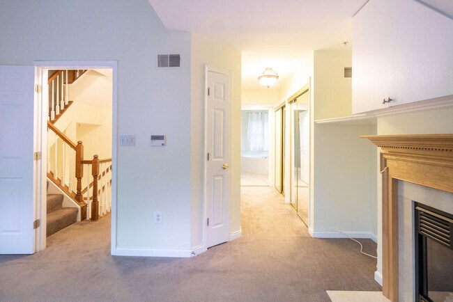 Building Photo - 719 N Vermont St