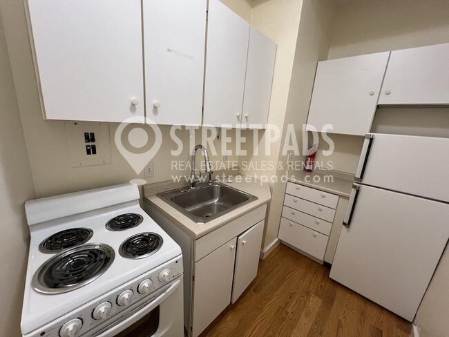 Building Photo - bedroom in Boston MA 02115