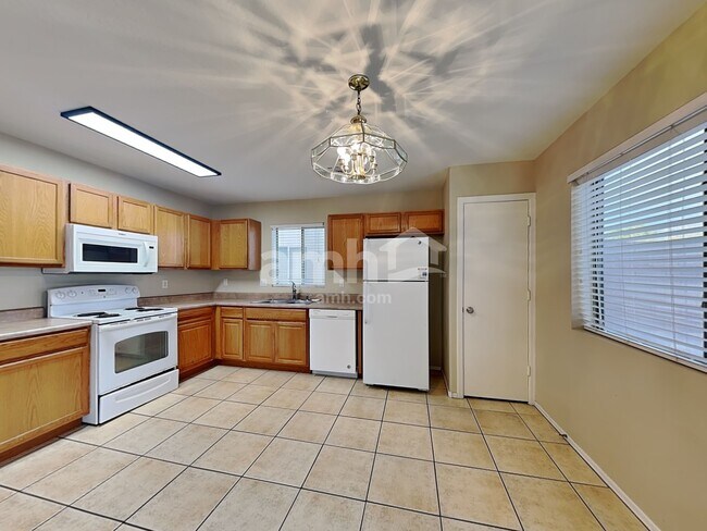 Building Photo - 443 S Sabrina