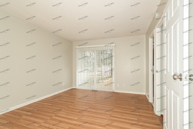 Building Photo - 2165 Jenkee Dr