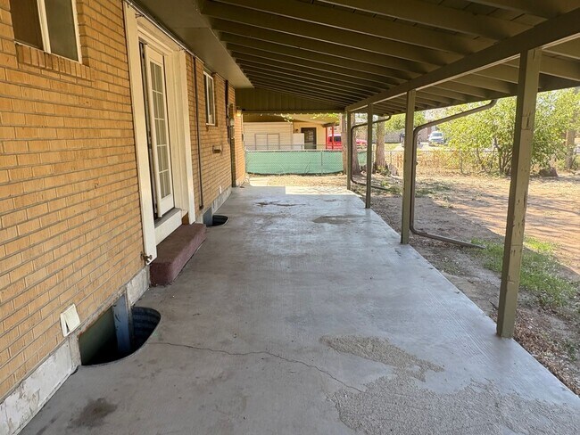 Building Photo - Newly Updated - Spacious 5 Bed 2 Bath Home