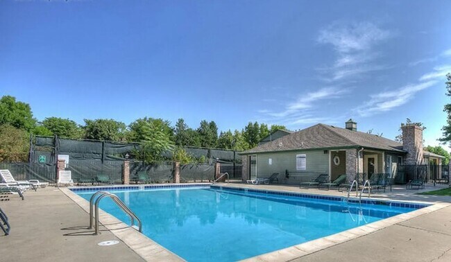 Building Photo - Updated 2 Bed 2 Bath Hunter Creek Condo W/Community Pool