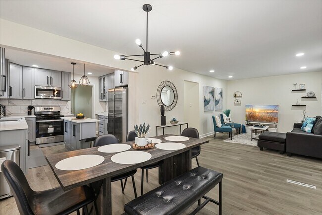 Building Photo - 366 N Hemlock Ave