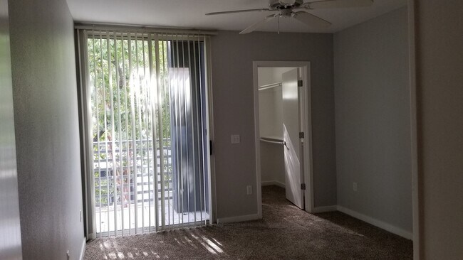 Building Photo - Luxury Gated Townhouse