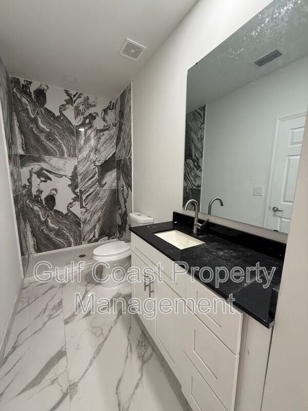 Building Photo - 1726 NE 13th St