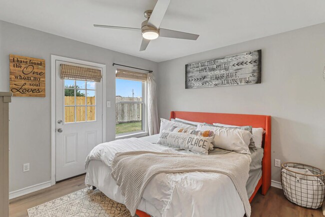 Building Photo - 5725 Ventura Ln