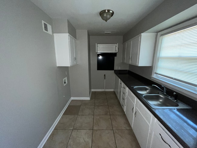 Building Photo - 3026 S Edgeware Rd