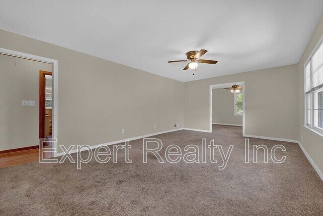 Building Photo - 2249 4th Pl Cir NE