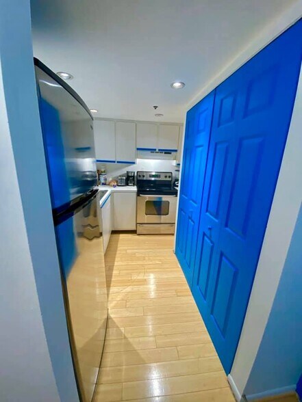 Building Photo - 540 Brickell Key Dr