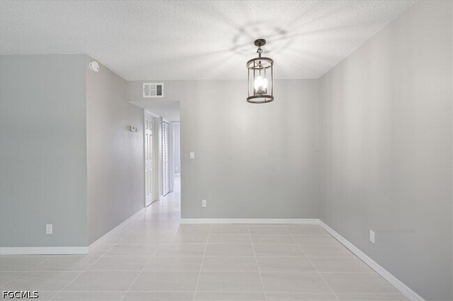 Building Photo - 3225 E Riverside Dr