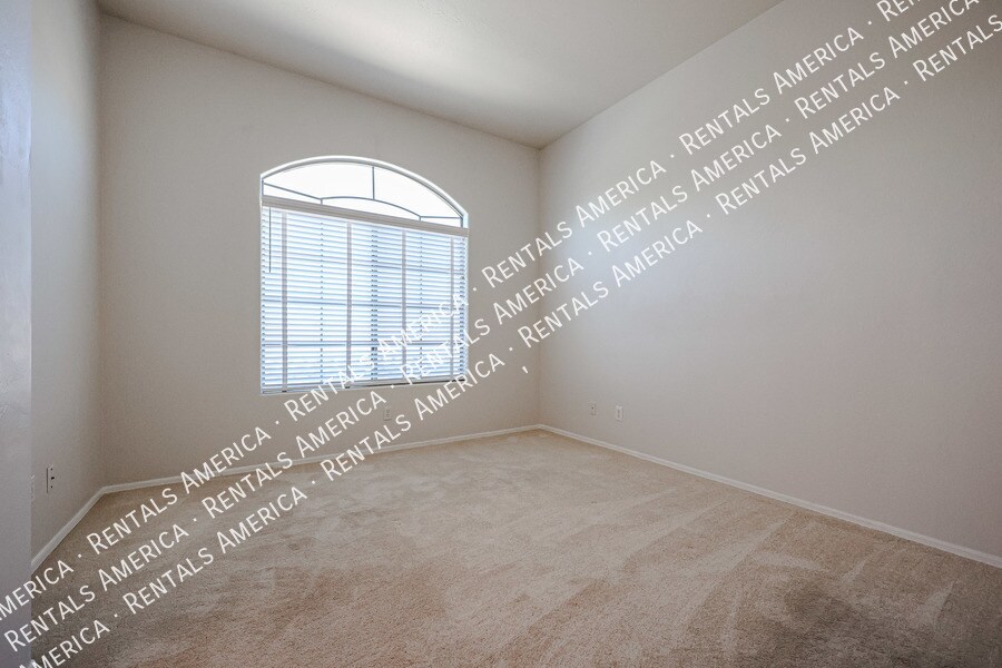 Building Photo - 1426 E Grovers Ave